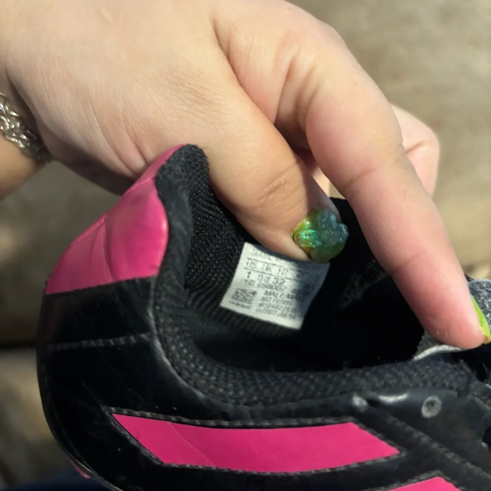 Adidas kid’s soccer Black Shoes with‎ Pink Highlights size 1
